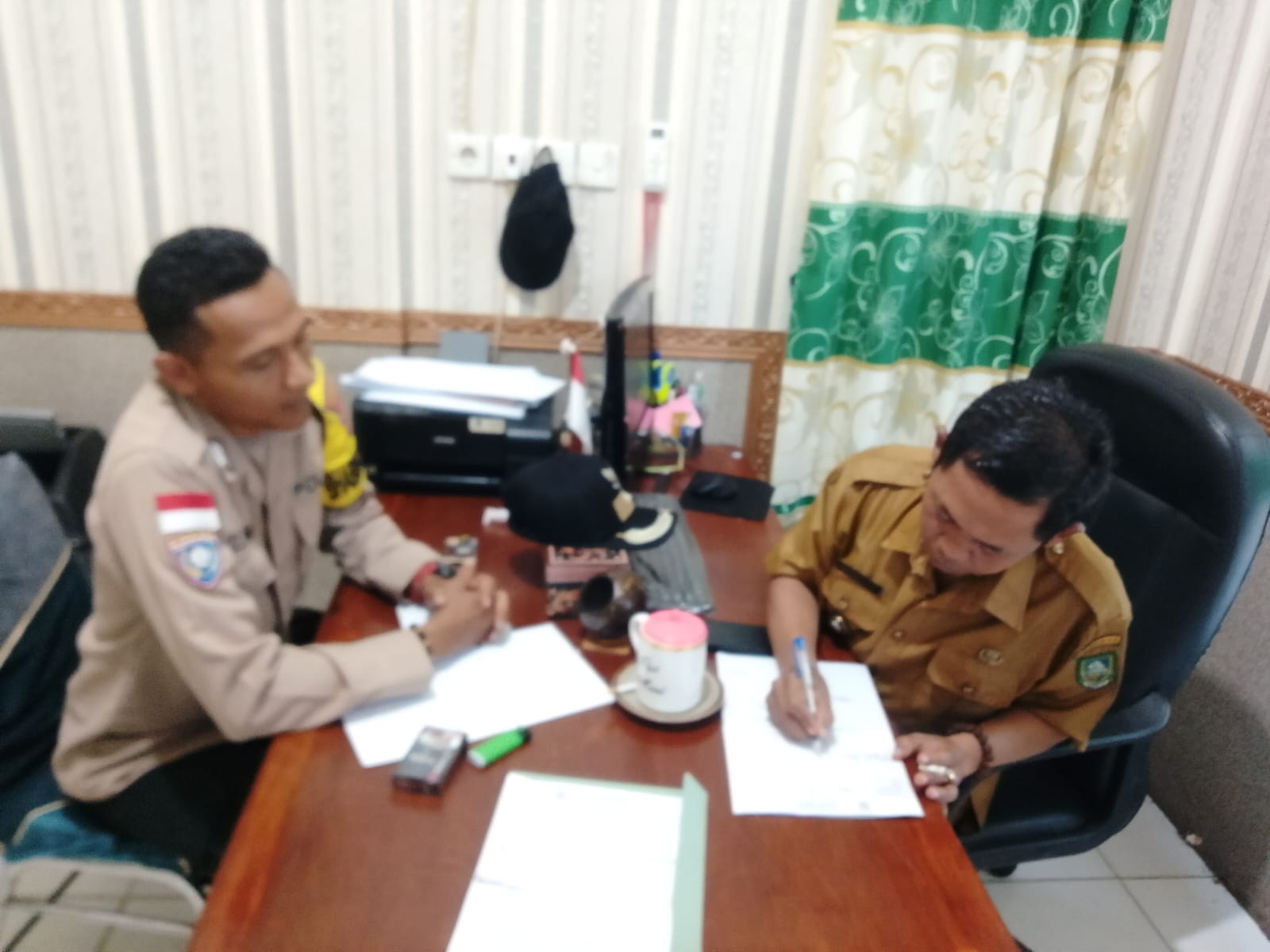 Meriahkan Malam Takbiran, Bhabinkamtibmas dan Kepala Desa Muntai Imbau Warga Jaga Ketertiban