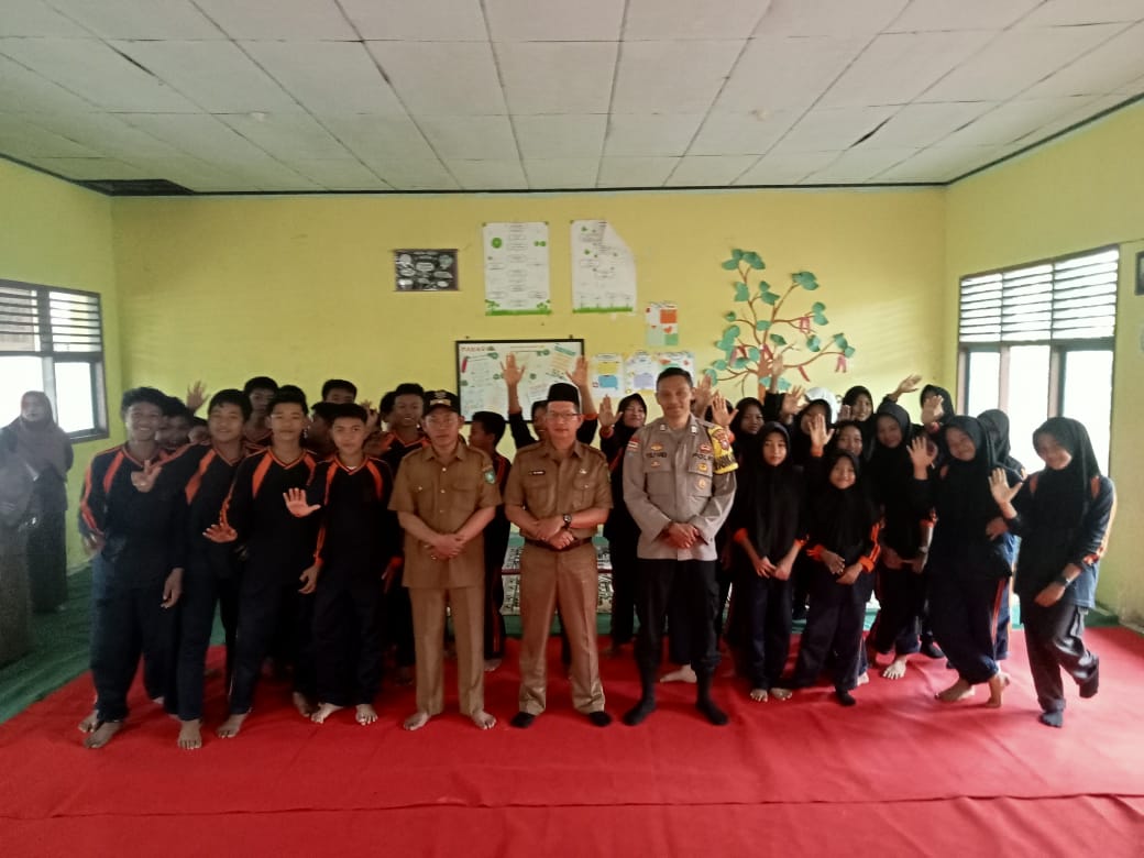Pemerintah Desa Muntai Bersama Bhabinkamtibmas dan SMPN 8 Bantan Sosialisasikan Bahaya Bullying