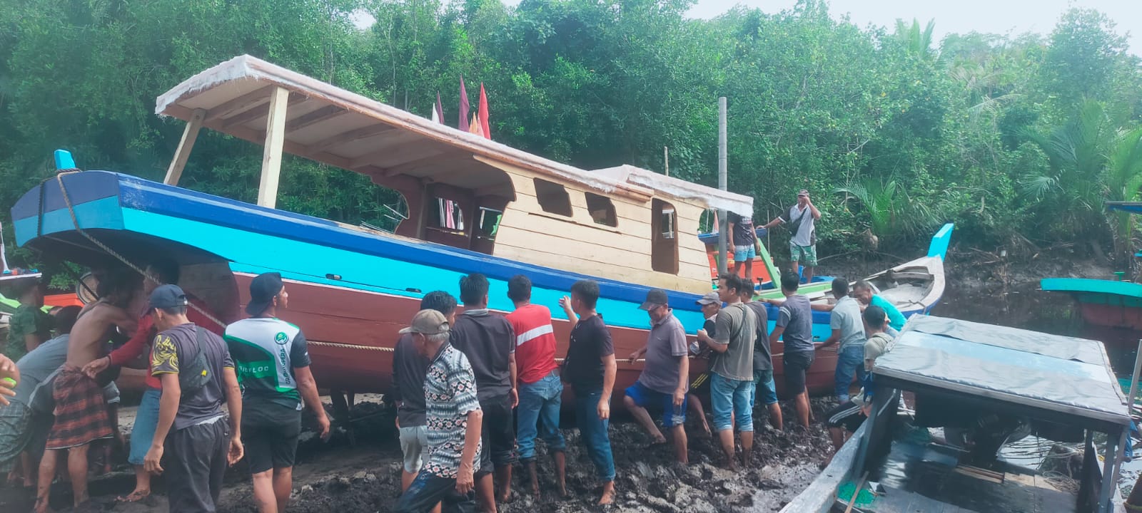 Menjaga Tradisi Laut Melayu, Nelayan Muntai Gotong Royong Turunkan Perahu Baru