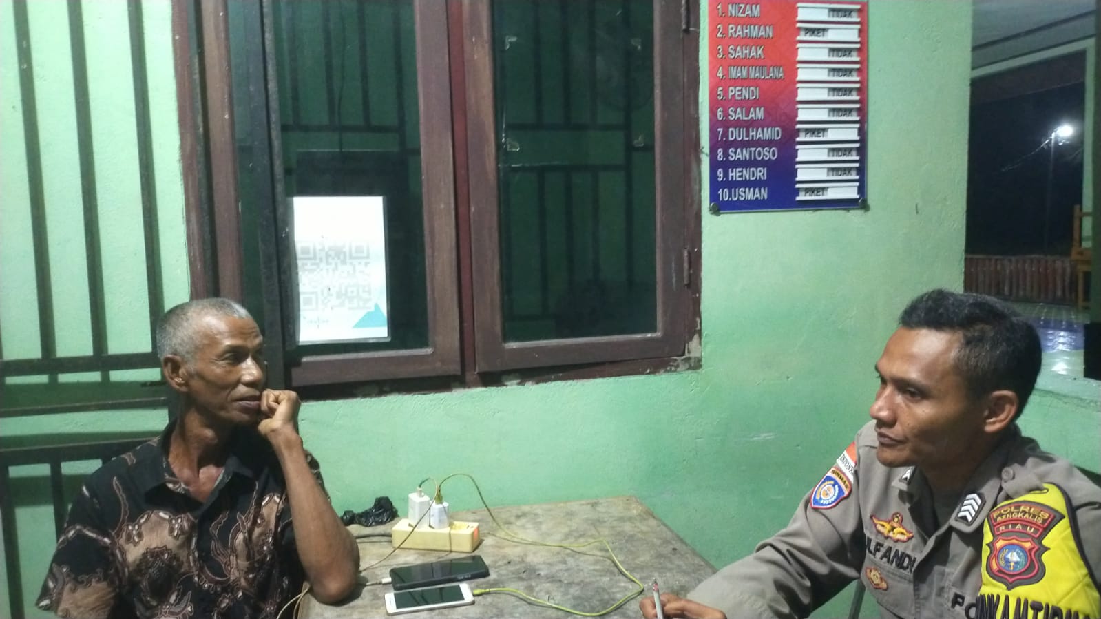 Jaga Kamtibmas Tetap Kondusif, Bhabinkamtibmas dan Kades Muntai Gelar Patroli Dialogis Temui Linmas yang Piket Malam