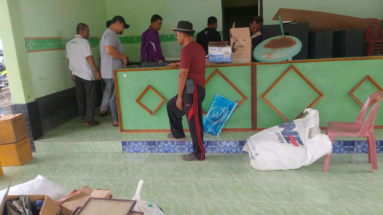 Gudang Penuh! Perangkat Desa Muntai 'Bedah' Arsip Lama Demi Ruang Kerja Lebih Efisien