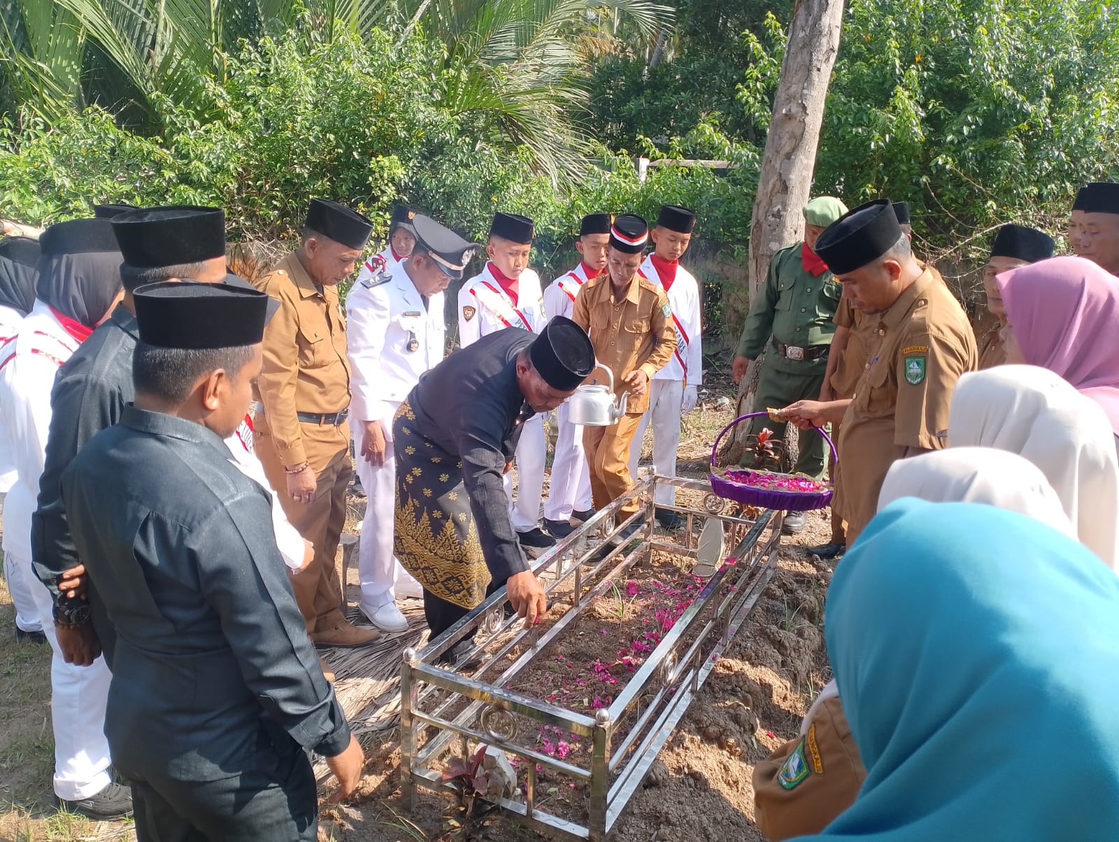 Usai Upacara HUT ke-81 RI, Pemerintah Desa Muntai Ziarah ke Makam Para Pendiri Kampung