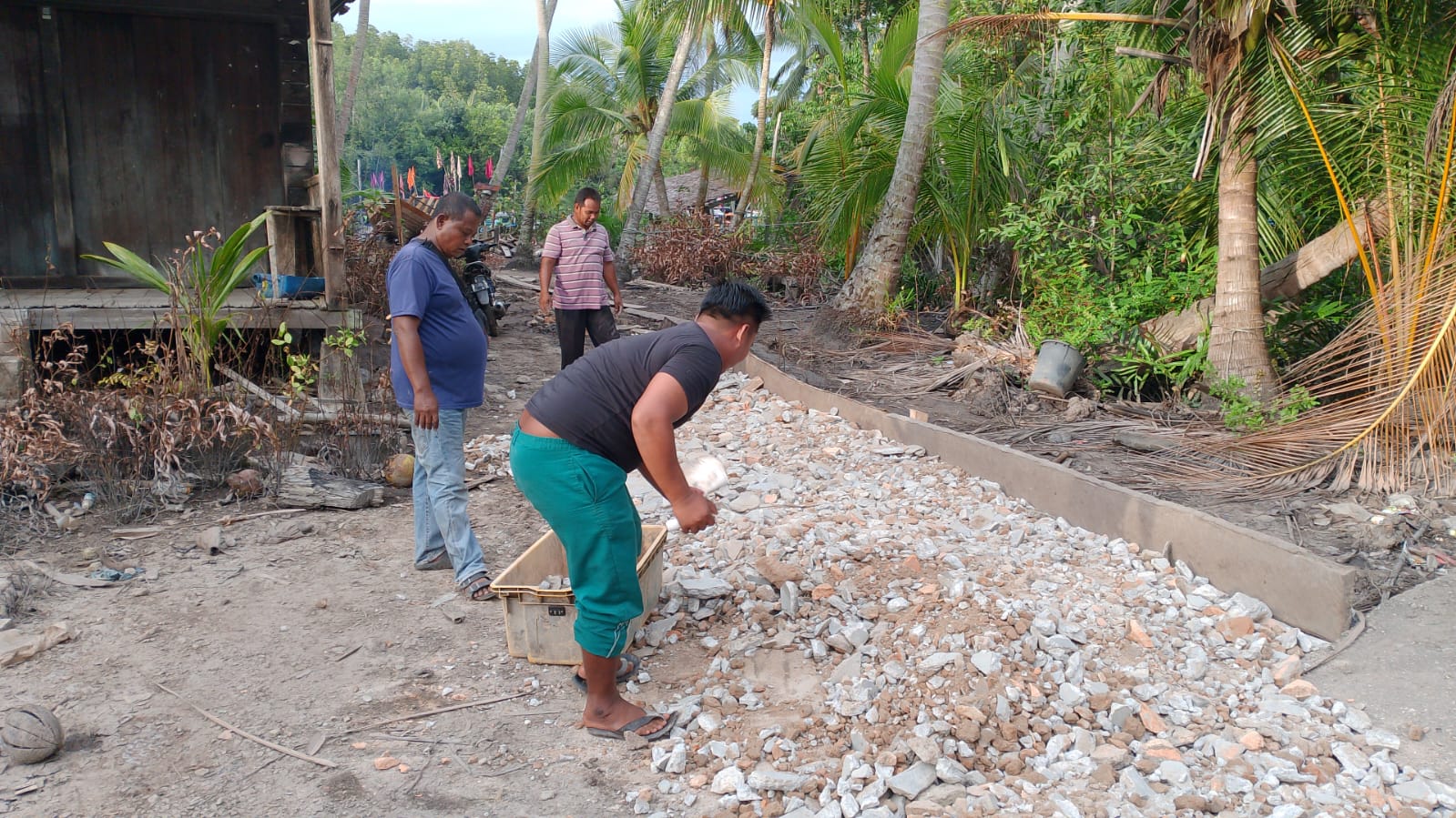 Gotong Royong Nelayan Muntai Perbaiki Jalan Licin