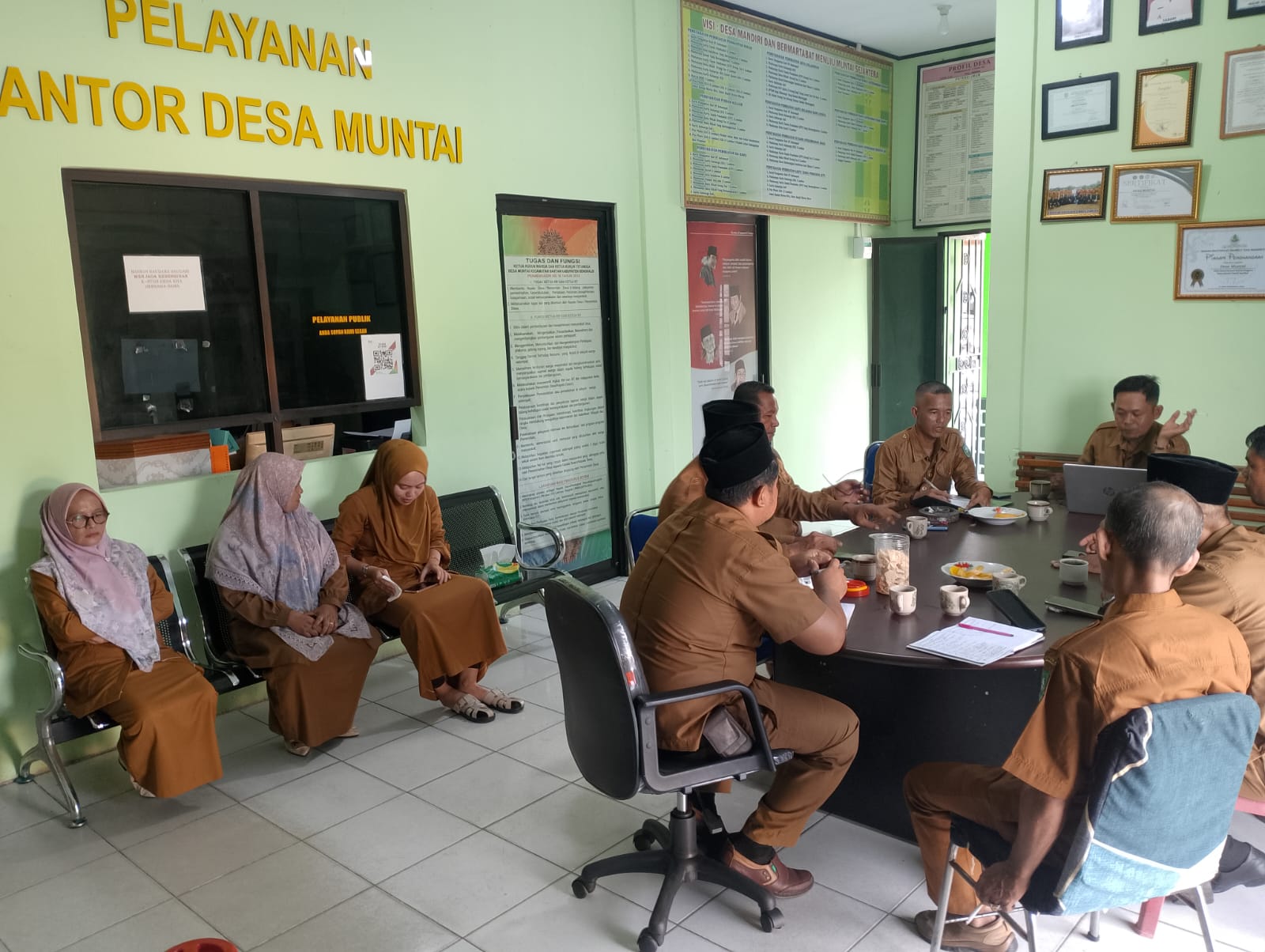 Usai Apel Senin, Kepala Desa Muntai Gelar Rapat Internal Percepatan Program dan Administrasi Desa