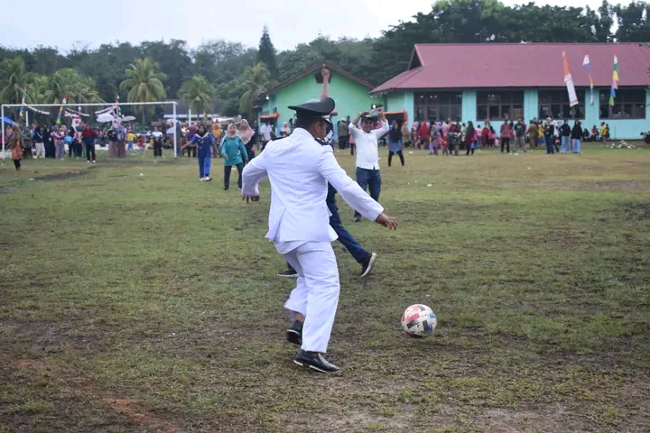 Meriahkan Permainan Rakyat KADES Muntai Ikut Serta Permainan Bola Dangdut