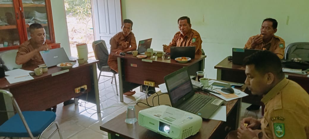 Tim Puskesos dan Kepala Dusun Muntai Verifikasi Data Penerima Bantuan Sembako Bulog: Kades Nurin Tekankan Ketepatan Sasaran