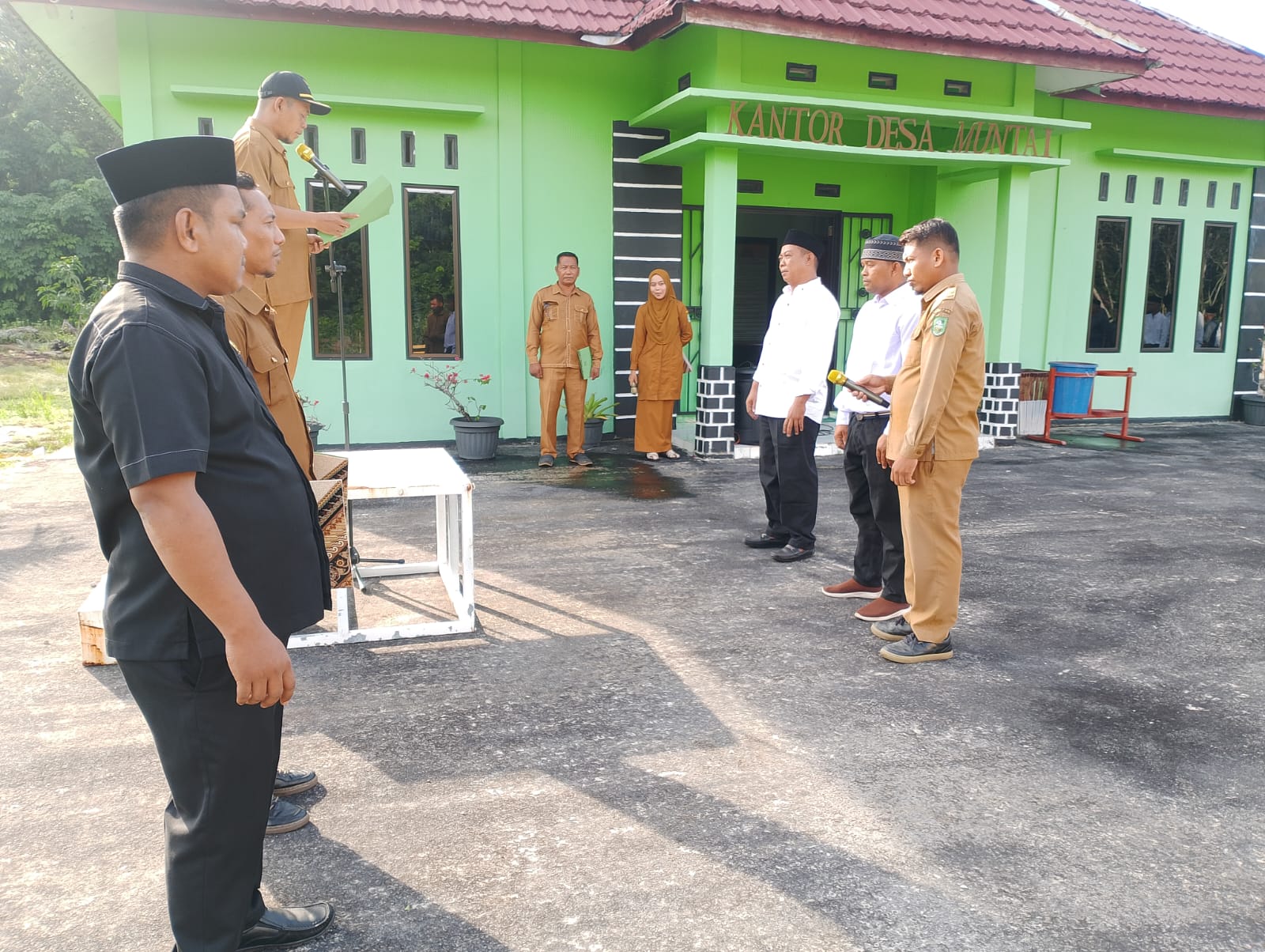 Perkuat Roda Pemerintahan, Kades Muntai Lantik Ketua RT Baru dan Tunjuk Kamil Sebagai Plt. Sekdes