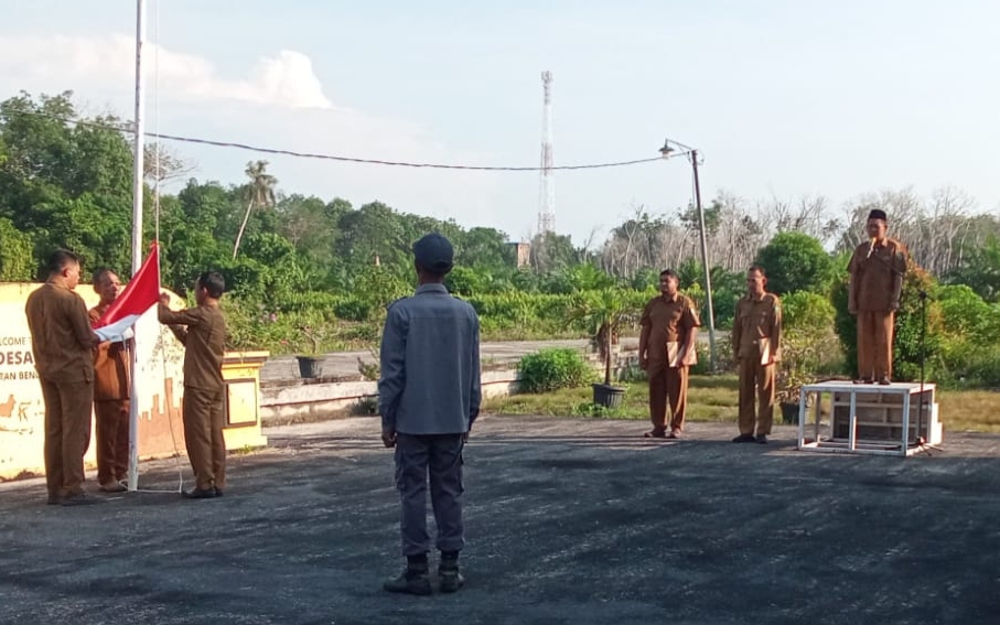 Pimpin Apel Senin, Kades Muntai Sampaikan Duka Mendalam atas Wafatnya Sekretaris Desa