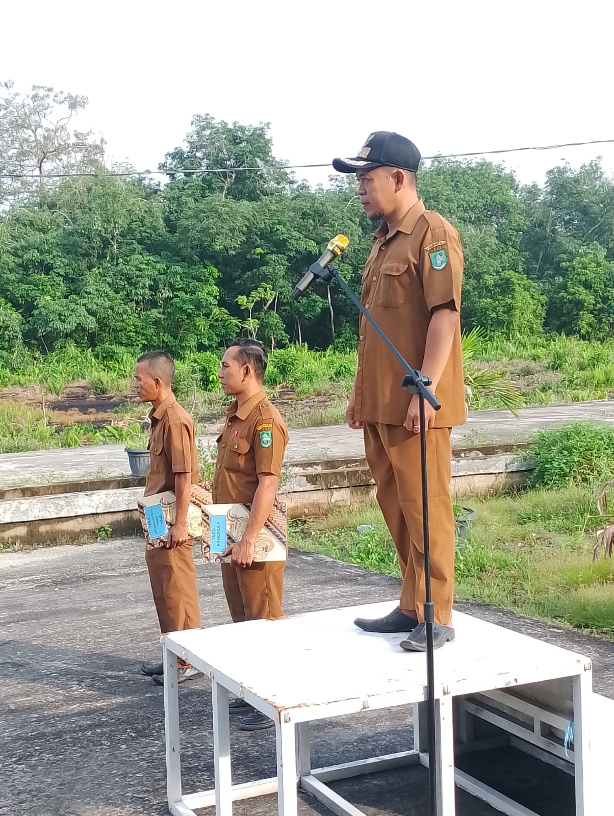 KEPALA DESA MUNTAI TEKANKAN KESIAPAN MONEV DAN PELAYANAN RESPONSIF DALAM APEL SENIN
