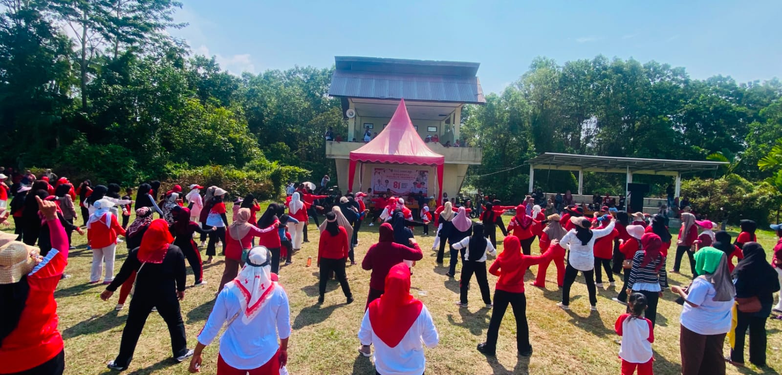 Jelang Penurunan Bendera, Senam Berhadiah Meriahkan HUT Ke-81 RI di Desa Muntai