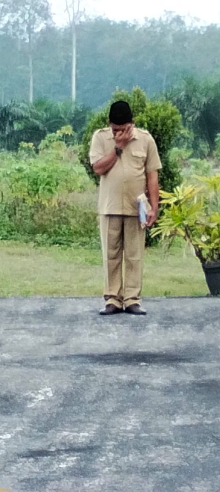 Sekdes Muntai Terharu Saat Apel Ketika Kinerja Pemerintahan Desa Meningkat Baik