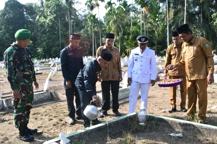 BPD Dampingi KADES Muntai Ziarah Makam Pendiri Kampung