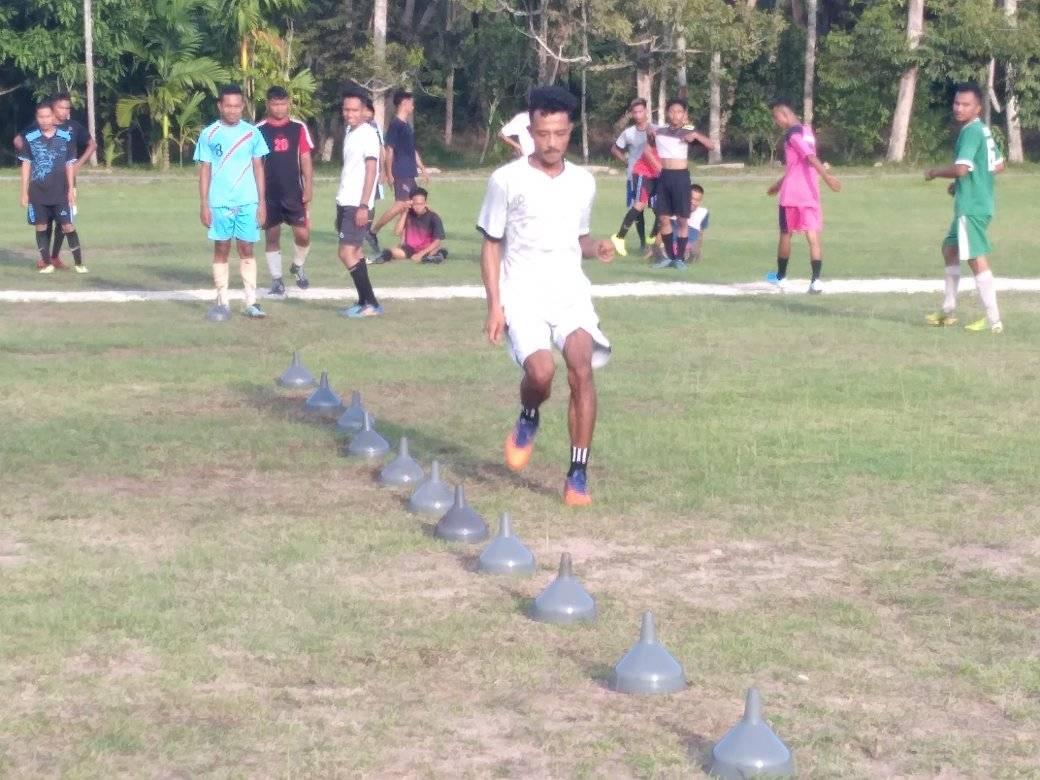 Pemuda Desa Muntai Melakukan Giat Latihan Sepak Bola