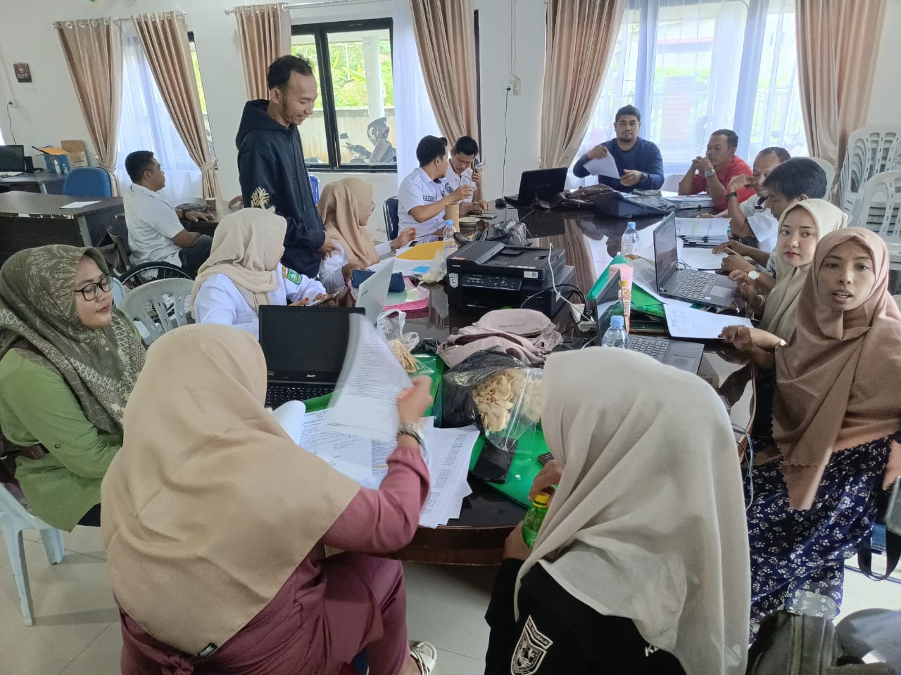 Kaur Keuangan dan Kasi Kesejahteraan Tuntaskan Pengecekan SPJ Pembangunan di Aula Camat sebagai Prasyarat Pencairan Dana Desa